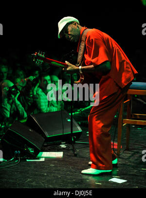 Sumperk, Tschechische Republik. 16. November 2013. Walter Wolfman Washington führt im Rahmen des Blues Alive Festival in Sumperk, Tschechische Republik, 16. November 2013. © Ludek Perina/CTK Foto/Alamy Live-Nachrichten Stockfoto