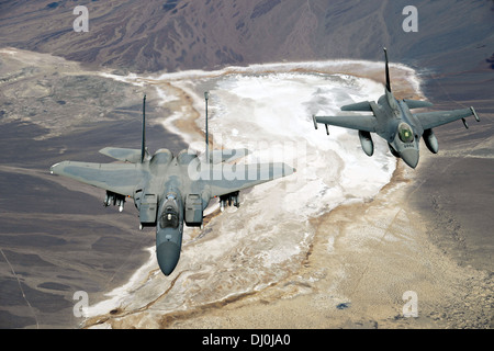 Ein California Air National Guard f-15 Eagle in Bildung mit einer f-16 Falcon 15. November 2013 über Yosemite, Kalifornien. Stockfoto