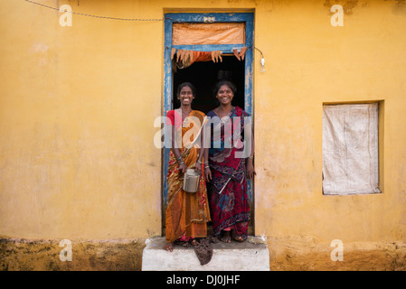 Zwei indische Dorf Frau in ihrem Haus Tür lachen. Andhra Pradesh, Indien Stockfoto