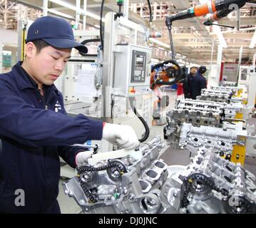 HANDOUT - A Daimler AG Handout Foto datiert 18. November 2013 zeigt ein Mitarbeiter arbeitet in Daimlers neues Motorenwerk in Peking, China. Mercedes-Benz markiert einen weiteren Meilenstein in seiner China-Strategie mit der Eröffnung seiner Motorenwerk, das erste seiner Art außerhalb Deutschlands. Foto: DAIMLER AG / HANDOUT / redaktionelle Nutzung/obligatorischen CREDIT/kein Verkauf Stockfoto