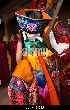 Bhutan, Thimpu Dzong, jährliche Tsechu Mönch Musiker in bunt bestickte Kostüm Stockfoto