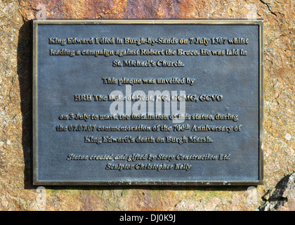 Beschreibende Plaque. Statue von König Edward I. Burgh-durch-Sands, Cumbria, England, Vereinigtes Königreich, Europa. Stockfoto