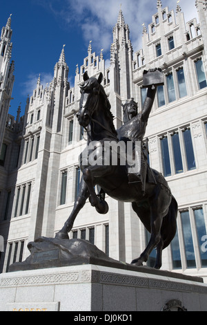 Stadtzentrum von Aberdeen, Schottland. Das Alan Beattie Herriot Bronze Reiterstandbild von König Robert the Bruce eine Charta halten. Stockfoto