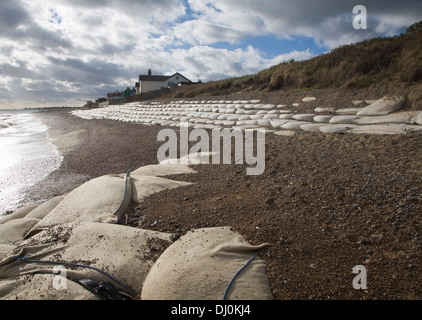 Winterstürme haben entfernt Schindel und Küstenschutzes an der Küste bei Thorpeness, Suffolk, England, November 2013 ausgesetzt Stockfoto