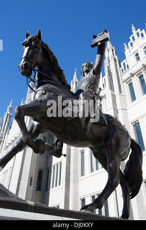 Stadtzentrum von Aberdeen, Schottland. Das Alan Beattie Herriot Bronze Reiterstandbild von König Robert the Bruce eine Charta halten. Stockfoto