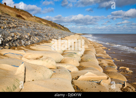 Winterstürme haben entfernt Schindel und Küstenschutzes an der Küste bei Thorpeness, Suffolk, England, November 2013 ausgesetzt Stockfoto