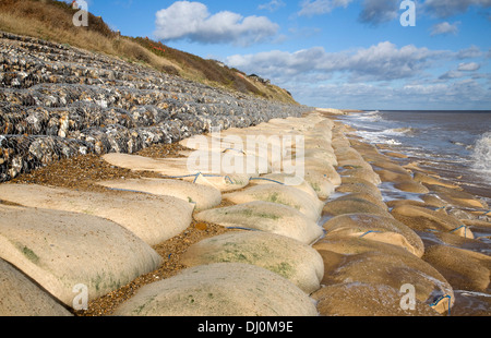 Winterstürme haben entfernt Schindel und Küstenschutzes an der Küste bei Thorpeness, Suffolk, England, November 2013 ausgesetzt Stockfoto