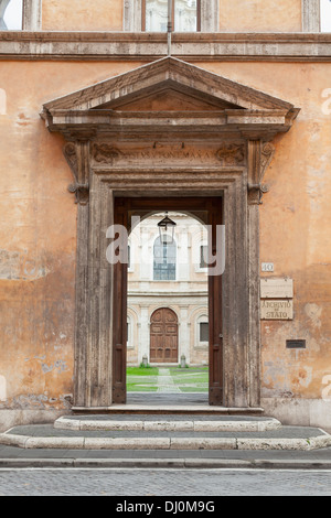 Tür führt in den Hof der Kirche Sant ' Ivo Alla Sapienza, Rom, Italien