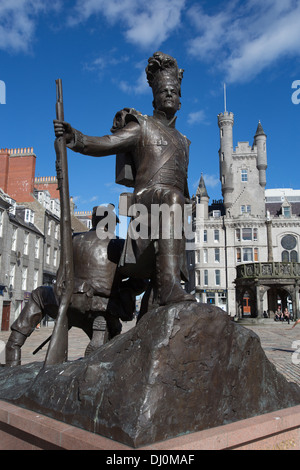 Stadtzentrum von Aberdeen, Schottland. Die Mark Richards Skulptur die Gordon Highlanders mit Mercat Cross im Hintergrund. Stockfoto