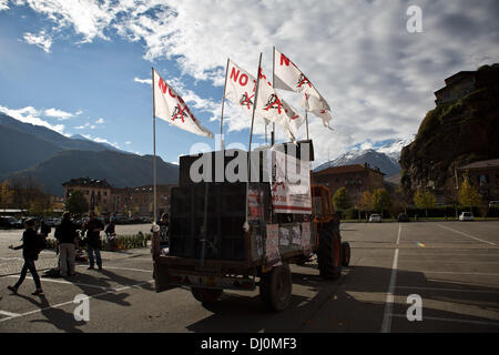 Susa, Italien. 16. November 2013. No Tav Demonstranten während einer Demonstration gegen den Hochgeschwindigkeitszug in Val di Susa, am 16. November, 2013.Photo: Valerio Muscella/NurPhoto © Valerio Muscella/NurPhoto/ZUMAPRESS.com/Alamy Live News Stockfoto