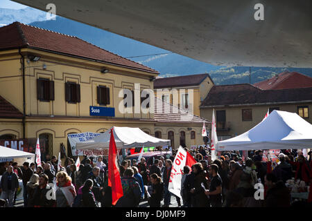 Susa, Italien. 16. November 2013. No Tav Demonstranten während einer Demonstration gegen den Hochgeschwindigkeitszug in Val di Susa, am 16. November, 2013.Photo: Valerio Muscella/NurPhoto © Valerio Muscella/NurPhoto/ZUMAPRESS.com/Alamy Live News Stockfoto