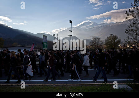 Susa, Italien. 16. November 2013. No Tav Demonstranten während einer Demonstration gegen den Hochgeschwindigkeitszug in Val di Susa, am 16. November, 2013.Photo: Valerio Muscella/NurPhoto © Valerio Muscella/NurPhoto/ZUMAPRESS.com/Alamy Live News Stockfoto