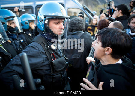 Susa, Italien. 16. November 2013. No Tav Demonstranten während einer Demonstration gegen den Hochgeschwindigkeitszug in Val di Susa, am 16. November, 2013.Photo: Valerio Muscella/NurPhoto © Valerio Muscella/NurPhoto/ZUMAPRESS.com/Alamy Live News Stockfoto