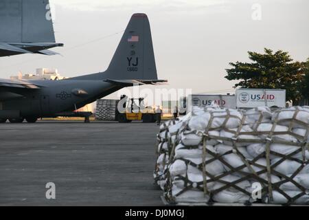 Manila, Philippinen. 18. November 2013. Paletten der Erleichterung, die Ware von uns Hilfe auf ein US-Air verladen sind zwingen C130 Frachtflugzeug gebunden für Tacloban auf dem Villamor Militärflugplatz in Pasay City, südlich von Manila. --Tausende von vertriebenen Personen aus Tacloban und Ormoc City waren für Tierheim nach Villamor Airbase in Pasay City, südlich von Manila geflogen. Freiwillige helfen, füttern und beraten die evakuierten, die emotionales Trauma erlitten nach Überlebenden einer der größten Stürme, Land, Haiyan.Photo zu schlagen: J Gerard Seguia/NurPhoto Credit: J Gerard Seguia/NurPhoto/ZUMAPRESS.com/Alamy Live News Stockfoto