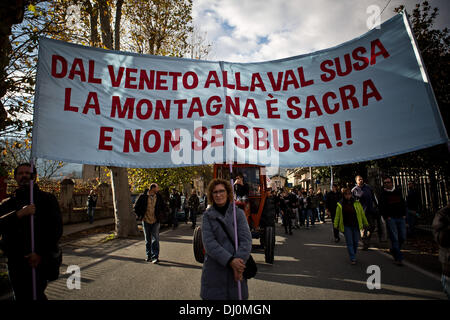 Susa, Italien. 16. November 2013. No Tav Demonstranten während einer Demonstration gegen den Hochgeschwindigkeitszug in Val di Susa, am 16. November, 2013.Photo: Valerio Muscella/NurPhoto © Valerio Muscella/NurPhoto/ZUMAPRESS.com/Alamy Live News Stockfoto