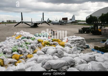 Manila, Philippinen. 18. November 2013. Ein uns Marine Fischadler und C130 warten auf Abfahrt nach Tacloban zur Fähre Taifun Haiyan evakuierten auf dem Villamor Militärflugplatz in Pasay City, südlich von Manila. --Tausende von vertriebenen Personen aus Tacloban und Ormoc City waren für Tierheim nach Villamor Airbase in Pasay City, südlich von Manila geflogen. Freiwillige helfen, füttern und beraten die evakuierten, die emotionales Trauma erlitten nach Überlebenden einer der größten Stürme, Land, Haiyan.Photo zu schlagen: J Gerard Seguia/NurPhoto Credit: J Gerard Seguia/NurPhoto/ZUMAPRESS.com/Alamy Live News Stockfoto