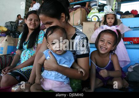 Manila, Philippinen. 18. November 2013. James Nathan feierte seinen ersten Geburtstag am Villamor Airbase in Pasay City, südlich von Manila während des Wartens auf einen Flug nach Cebu. --Tausende von vertriebenen Personen aus Tacloban und Ormoc City waren für Tierheim nach Villamor Airbase in Pasay City, südlich von Manila geflogen. Freiwillige helfen, füttern und beraten die evakuierten, die emotionales Trauma erlitten nach Überlebenden einer der größten Stürme, Land, Haiyan.Photo zu schlagen: J Gerard Seguia/NurPhoto Credit: J Gerard Seguia/NurPhoto/ZUMAPRESS.com/Alamy Live News Stockfoto