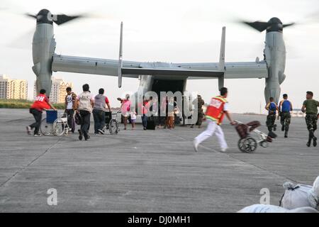 Manila, Philippinen. 18. November 2013. Evakuierte aus Tacloban gelangen über eine uns Marine Fischadler auf dem Villamor Militärflugplatz in Pasay City, als medizinische und Bodenpersonal Rush, ihnen zu helfen. --Tausende von vertriebenen Personen aus Tacloban und Ormoc City waren für Tierheim nach Villamor Airbase in Pasay City, südlich von Manila geflogen. Freiwillige helfen, füttern und beraten die evakuierten, die emotionales Trauma erlitten nach Überlebenden einer der größten Stürme, Land, Haiyan.Photo zu schlagen: J Gerard Seguia/NurPhoto Credit: J Gerard Seguia/NurPhoto/ZUMAPRESS.com/Alamy Live News Stockfoto