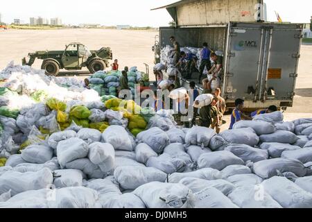 Manila, Philippinen. 18. November 2013. US-Marines und Philippine Air Force Soldaten entladen einen Lastwagen voller Hilfsgüter aus dem Department of Social Welfare and Development bei Villamor Airbase in Pasay City, südlich von Manila. --Tausende von vertriebenen Personen aus Tacloban und Ormoc City waren für Tierheim nach Villamor Airbase in Pasay City, südlich von Manila geflogen. Freiwillige helfen, füttern und beraten die evakuierten, die emotionales Trauma erlitten nach Überlebenden einer der größten Stürme, Land, Haiyan.Photo zu schlagen: J Gerard Seguia/NurPhoto Credit: J Gerard Seguia/NurPhoto/ZUMAPRESS.com/Alamy Live News Stockfoto