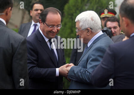 Ramallah, Westjordanland, Palästinensische Gebiete. 18. November 2013. Der französische Präsident FRANCOIS HOLLANDE schüttelt Hände mit Palästinenserpräsident MAHMOUD ABBAS, als er der West Bank Stadt Ramallah geht. Hollande ist bei einem dreitägigen Besuch in Israel und der palästinensischen Autonomiebehörde, seine erste Reise in die Region seit seinem Amtsantritt. Bildnachweis: Issam Rimawi/APA Images/ZUMAPRESS.com/Alamy Live-Nachrichten Stockfoto