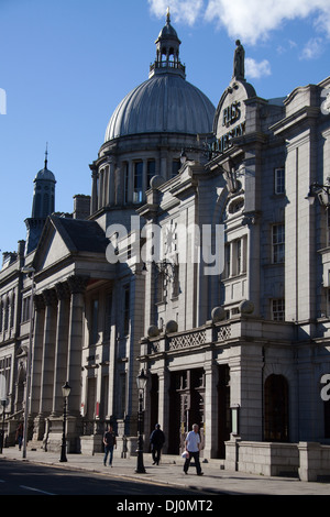 Stadtzentrum von Aberdeen, Schottland. Malerische Aussicht von Rosemount Viaduct mit Theater seiner Majestät im Vordergrund. Stockfoto