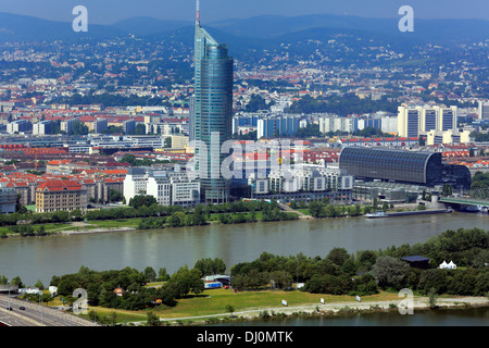 Wiener Millennium Tower, Stadtbild betrachtet vom Donauturm (Donauturm), Wien, Österreich Stockfoto