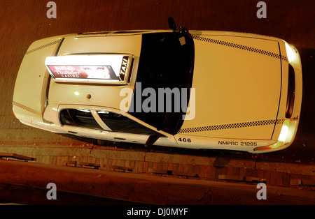 Ford Crown Victoria Taxi Taxi vor einer Bar in Santa Fe, neue MexicoUSA von oben gesehen Stockfoto