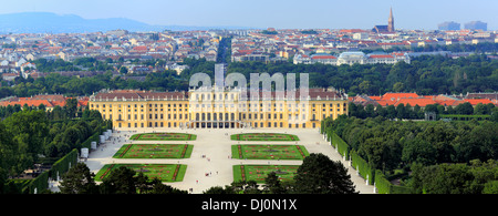Blick auf Schloss Schönbrunn von Gloriette, Wien, Österreich Stockfoto