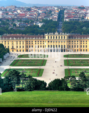 Blick auf Schloss Schönbrunn von Gloriette, Wien, Österreich Stockfoto