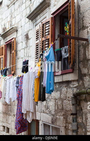 Wäsche auf der Linie. Gassen von Korcula Kroatien Stockfoto