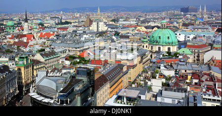 Stadtbild von Turm der St.-Stephans Kathedrale (Stefansdom), Wien, Österreich Stockfoto