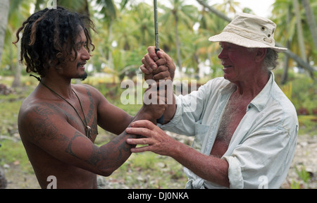 Golf-Lektion. Der Regisseur Torgny Anderberg aus Schweden gibt zwei einheimischen polynesischen ihre erste Lektion im Golf. Stockfoto