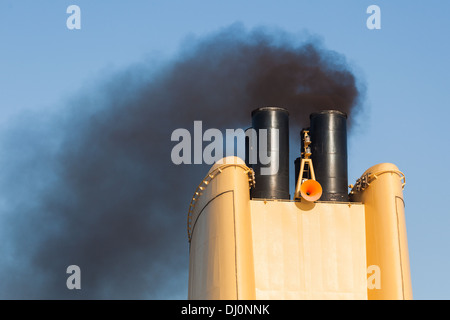 Schiff entladen schwarzer Rauch Stockfoto