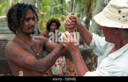 Golf-Lektion. Der Regisseur Torgny Anderberg aus Schweden gibt zwei einheimischen polynesischen ihre erste Lektion im Golf. Stockfoto