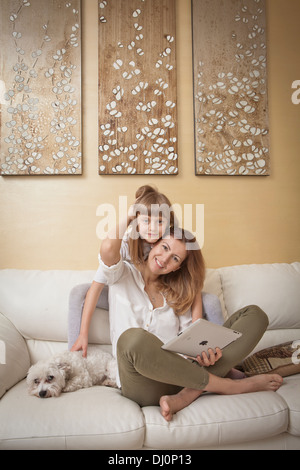 Mutter und Tochter auf der Couch mit dem iPad Stockfoto