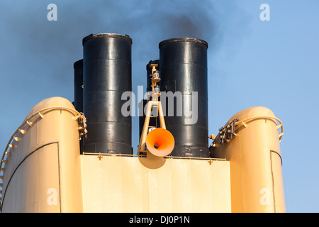 Schiff entladen schwarzer Rauch Stockfoto