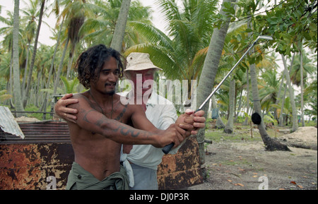 Golf-Lektion. Der Regisseur Torgny Anderberg aus Schweden gibt zwei einheimischen polynesischen ihre erste Lektion im Golf. Stockfoto