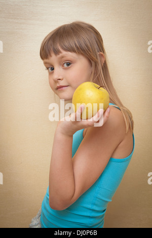 kleines Mädchen mit Apfel in der hand Stockfoto