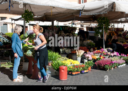 Frau-Verkauf von Blumen, Campo de' Fiori Markt, Rom, Italien Stockfoto