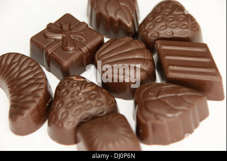 Auswahl an Pralinen Süßigkeiten auf einem weißen Hintergrund Stockfoto