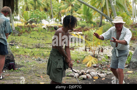 Golf-Lektion. Der Regisseur Torgny Anderberg aus Schweden gibt zwei einheimischen polynesischen ihre erste Lektion im Golf. Stockfoto