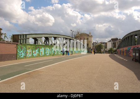 Brücke über die Eisenbahnstrecken in Primrose Hill in London, England Stockfoto