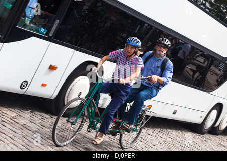 Reifes Paar auf dem Fahrrad, radelt zusammen Kopenhagen Dänemark Stockfoto