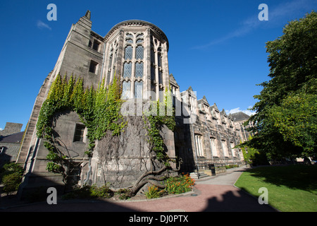 Stadtzentrum von Aberdeen, Schottland. Malerische Aussicht auf die Südansicht der Aberdeen University New King es bauen. Stockfoto