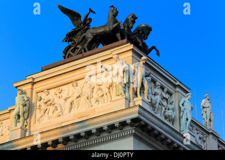 Skulptur auf dem österreichischen Parlamentsgebäude auf Ringstraße, Wien, Österreich Stockfoto