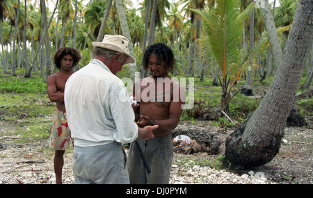 Golf-Lektion. Der Regisseur Torgny Anderberg aus Schweden gibt zwei einheimischen polynesischen ihre erste Lektion im Golf. Stockfoto