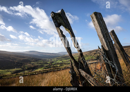 Low Angle View von Abgeklungen, verrottendes Holz- zaunpfosten; Faule Eisenbahnschwellen, Cowgill, Dent Dorf im Süden Lakeland District von Cumbria, Großbritannien Stockfoto