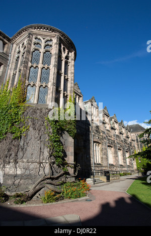 Stadtzentrum von Aberdeen, Schottland. Malerische Aussicht auf die Südansicht der Aberdeen University New King es bauen. Stockfoto