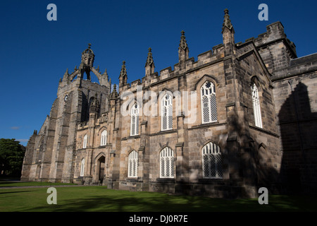 Stadtzentrum von Aberdeen, Schottland. Der Universität und des Königs College of Aberdeen mit Kings College Chapel im Hintergrund. Stockfoto