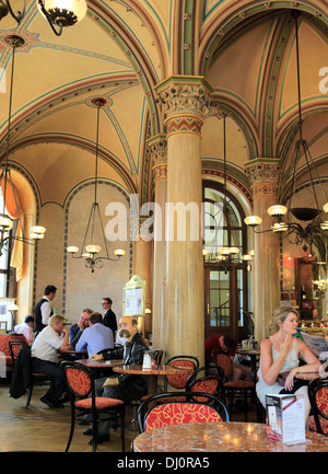 Innenraum des Café Central, Wien, Österreich Stockfoto